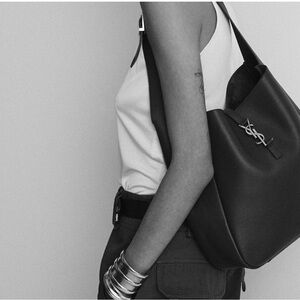 LE 5 À 7 SUPPLE LARGE IN SMOOTH LEATHER. In excellent condition